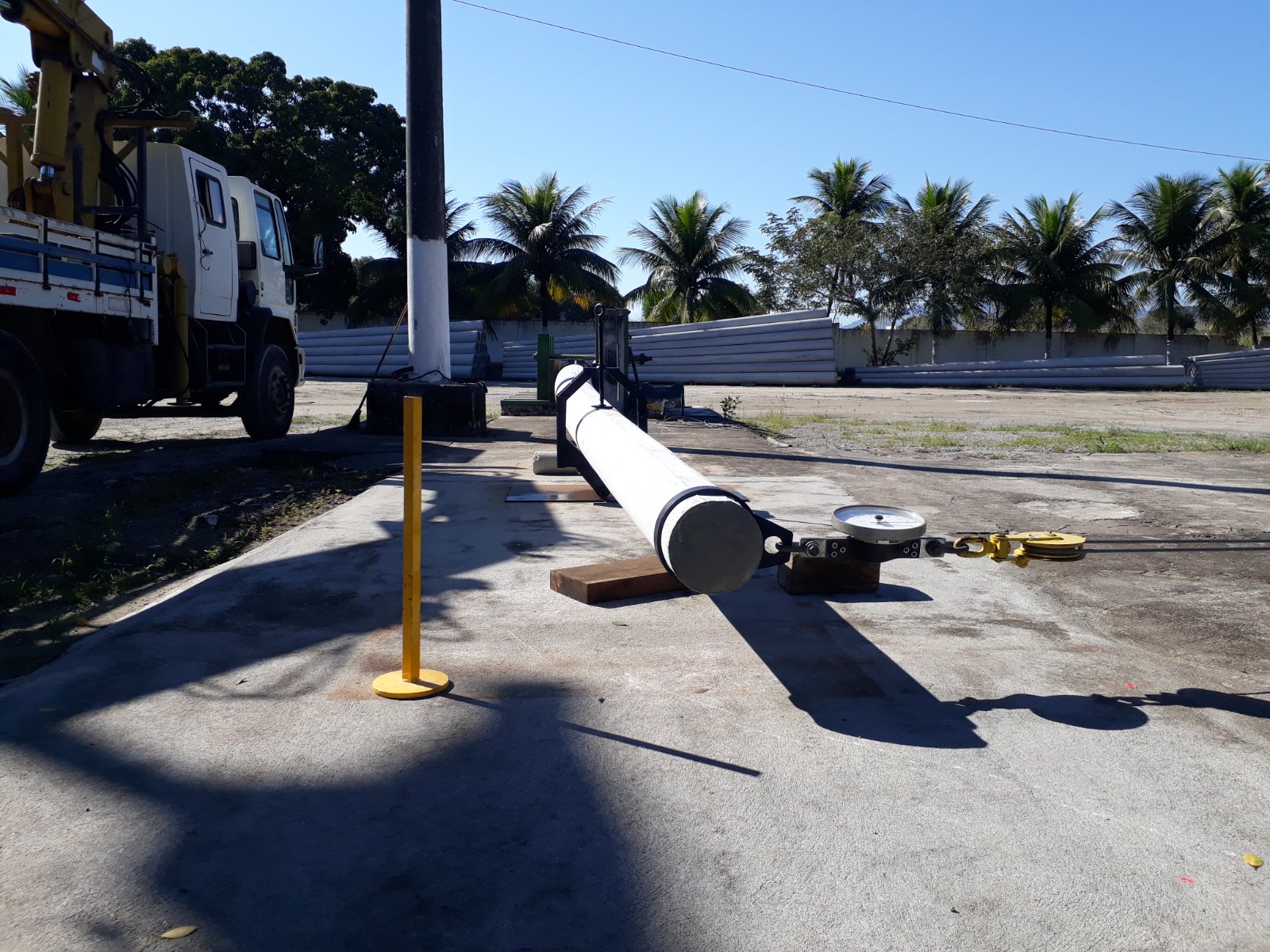 Ensaio de flexão em poste de concreto armado no pórtico de teste, conforme ABNT NBR 8451